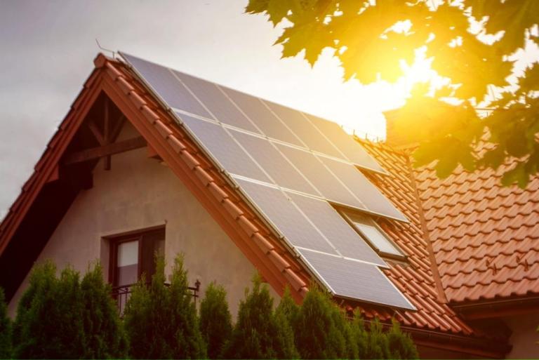Poser des panneaux solaires près de Muret exige une charpente robuste